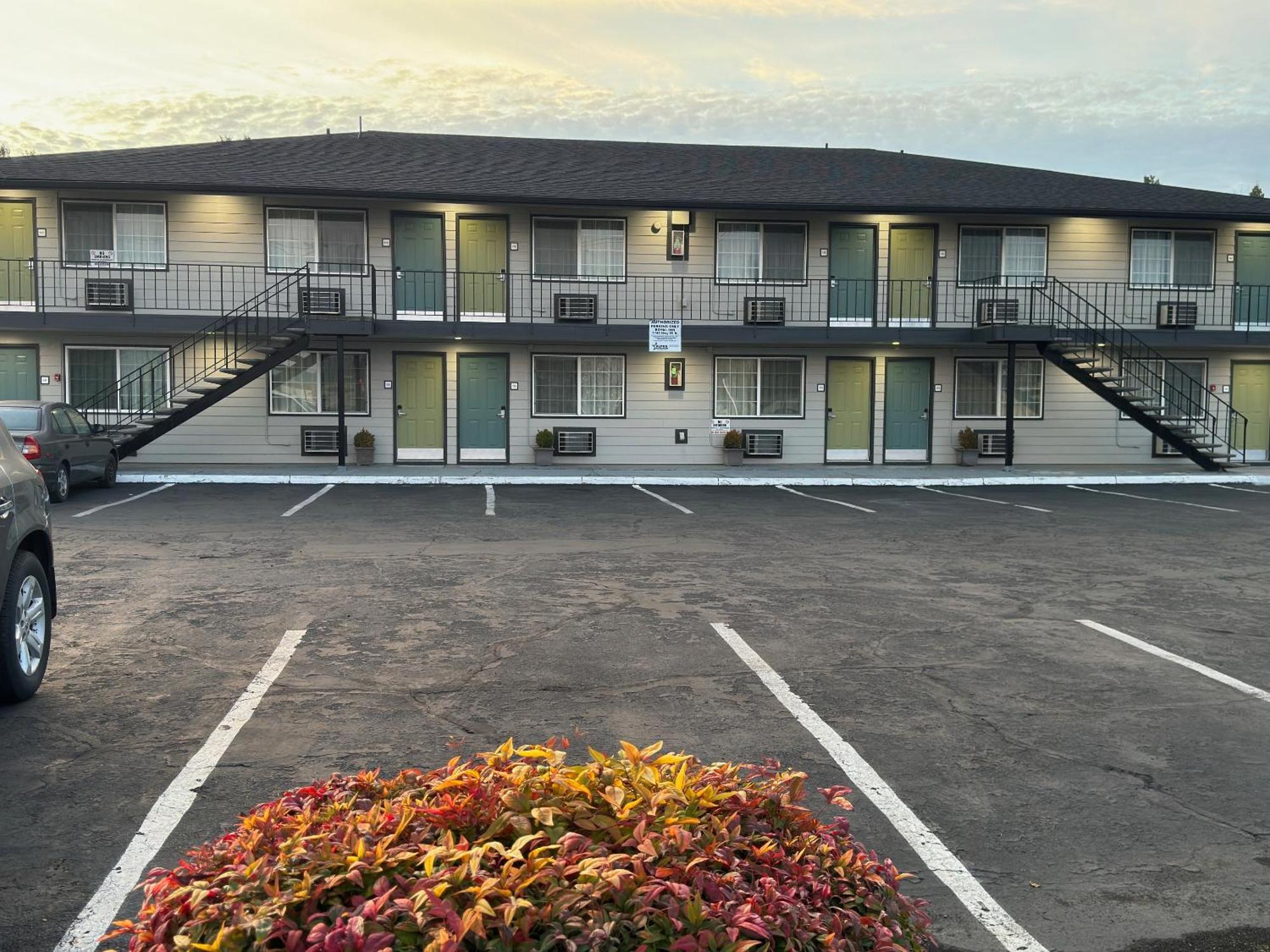 Royal Inn Eugene- Airport Extérieur photo